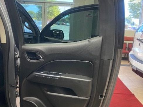 Used 2021 Chevrolet Colorado LT w/ Safety Package RWD image 18