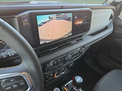 Used 2025 Jeep Wrangler Unlimited Sahara AWD/4WD image 17