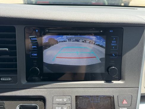Used 2015 Toyota Sienna LE AWD/4WD image 18