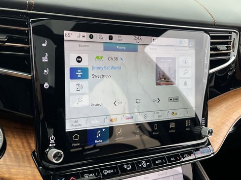 Used 2024 Jeep Grand Wagoneer Series III image 17