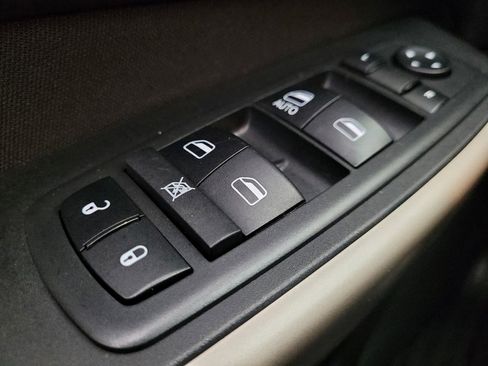 Used 2018 Jeep Cherokee Latitude w/ Safety Group image 27