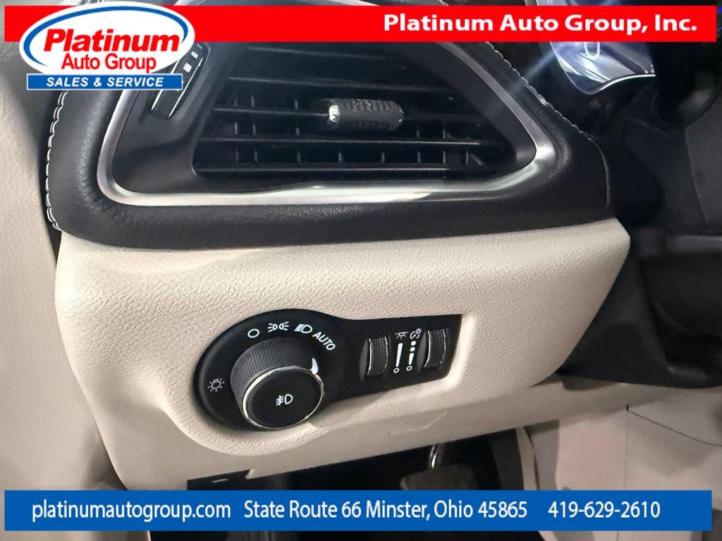 Used 2023 Chrysler Pacifica Limited FWD image 23