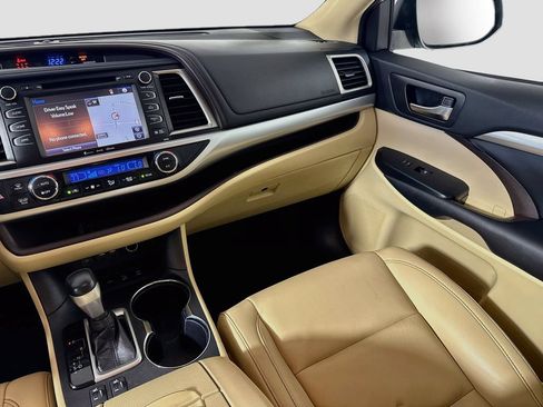 Used 2019 Toyota Highlander XLE AWD/4WD image 25
