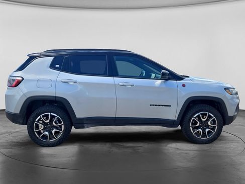 Used 2025 Jeep Compass Trailhawk w/ Trailer Tow Group AWD/4WD image 9