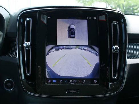 Used 2025 Volvo XC40 B5 Plus image 22