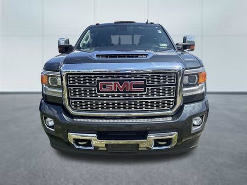 Used 2018 GMC Sierra 2500 Denali w/ Duramax Plus Package AWD/4WD image 6