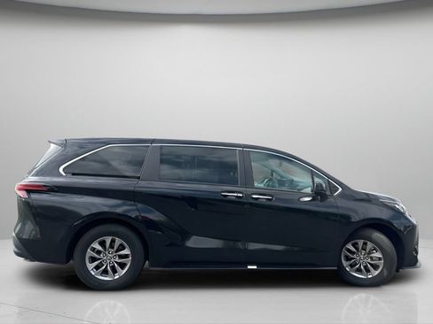 Used 2022 Toyota Sienna XLE AWD/4WD image 4