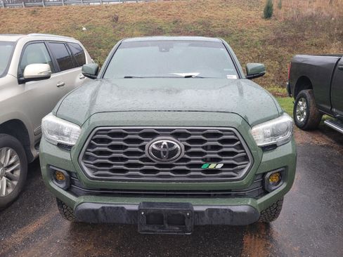 Used 2021 Toyota Tacoma TRD Off-Road image 2