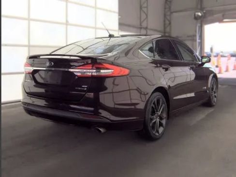 Used 2018 Ford Fusion SE w/ Equipment Group 601A FWD image 2