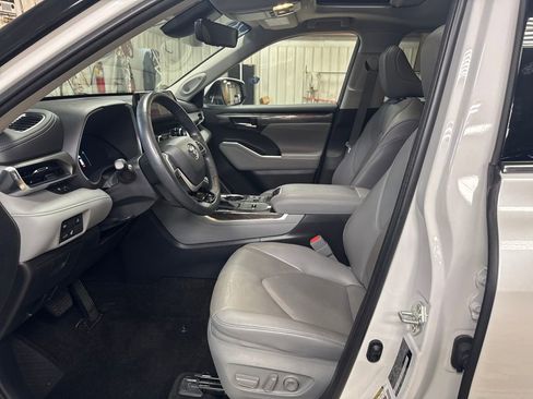 Used 2023 Toyota Highlander Limited image 16
