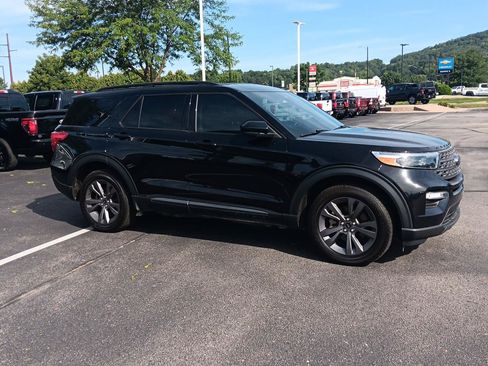 Used 2023 Ford Explorer XLT w/ Equipment Group 202A AWD/4WD image 2