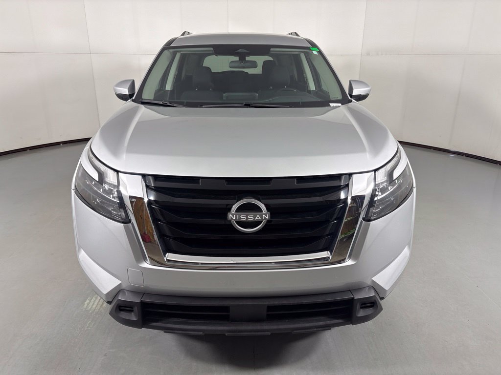 Used 2024 Nissan Pathfinder SV FWD image 3