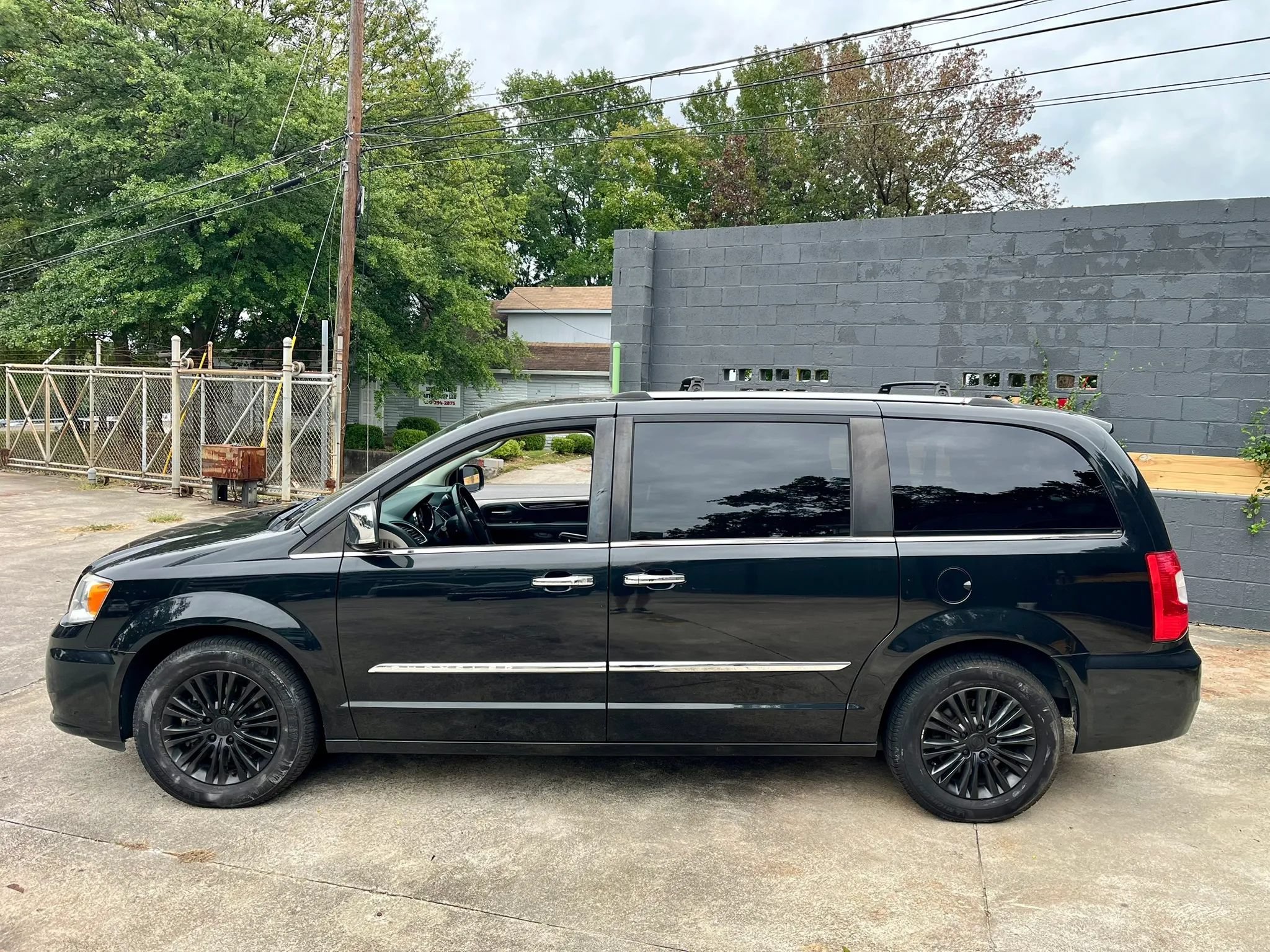 Used 2015 Chrysler Town & Country Limited FWD image 5