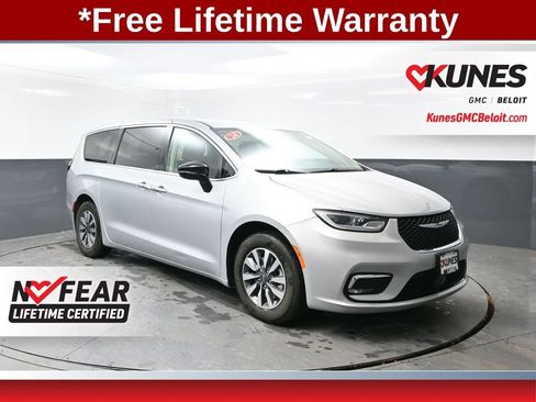 Used 2024 Chrysler Pacifica Limited FWD image 1