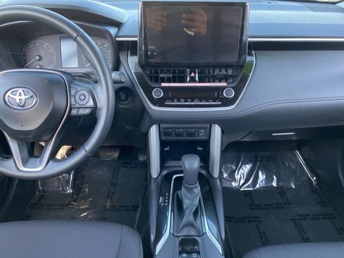 Used 2025 Toyota Corolla Cross LE FWD image 11