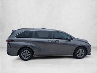 Used 2022 Toyota Sienna XLE FWD video 4