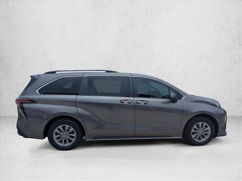 Used 2022 Toyota Sienna XLE FWD image 4