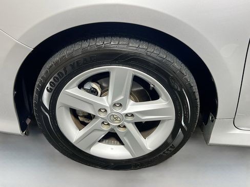 Used 2014 Toyota Camry SE image 13