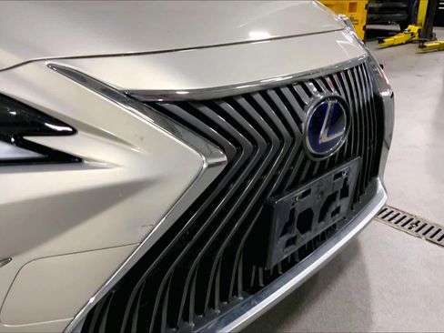 Used 2019 Lexus ES 300h w/ Premium Package FWD image 30