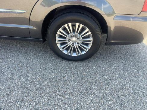 Used 2016 Chrysler Town & Country Touring-L image 5