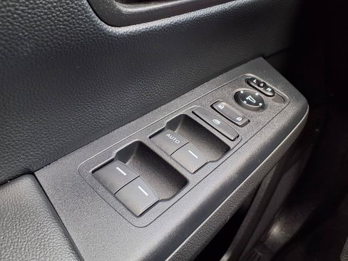 Used 2025 Honda CR-V LX image 12