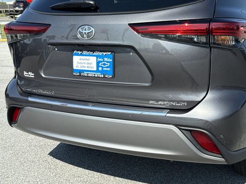 Used 2023 Toyota Highlander Platinum FWD image 32