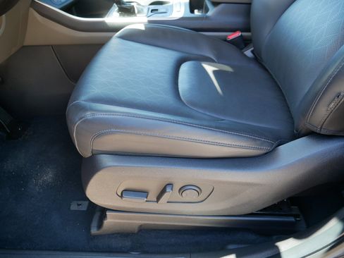 Used 2025 Kia Carnival FWD image 20