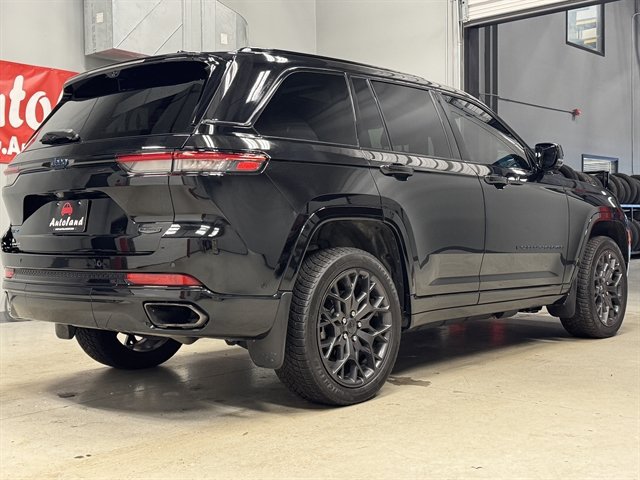 Used 2023 Jeep Grand Cherokee Summit AWD/4WD image 8