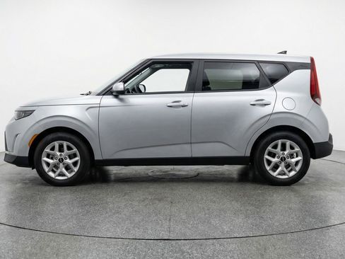 Used 2025 Kia Soul LX w/ LX Technology Package FWD image 5