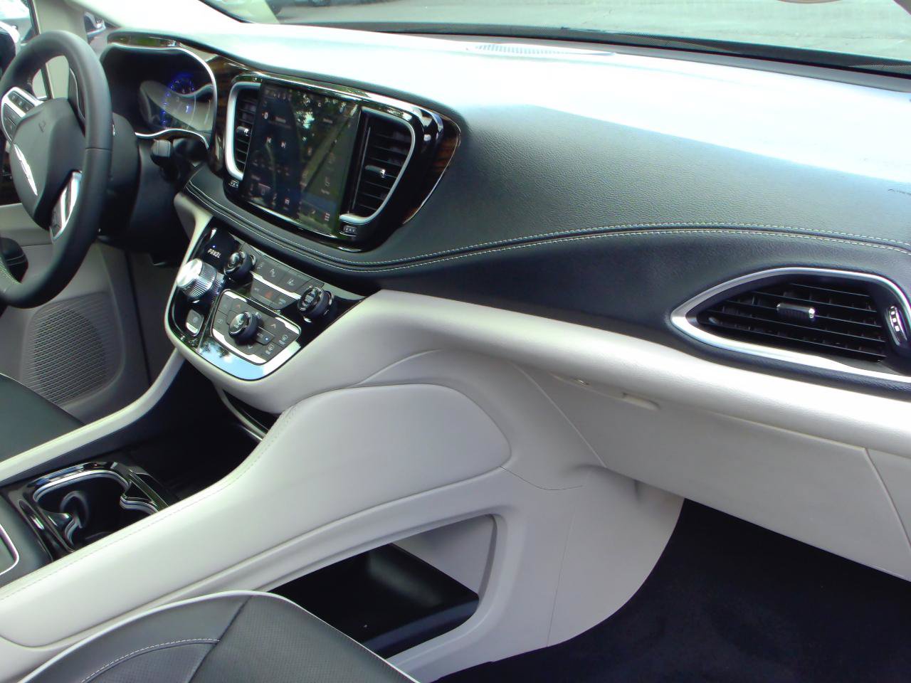 Used 2023 Chrysler Pacifica Limited FWD image 24