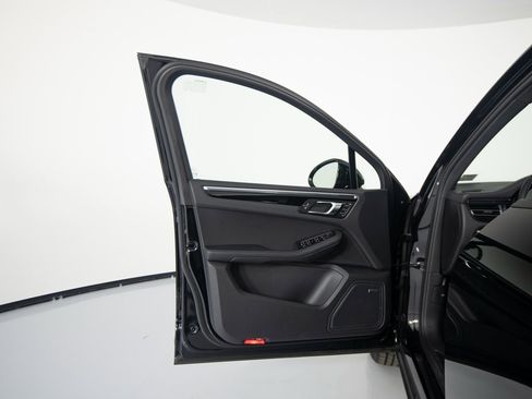 Certified 2025 Porsche Macan image 18
