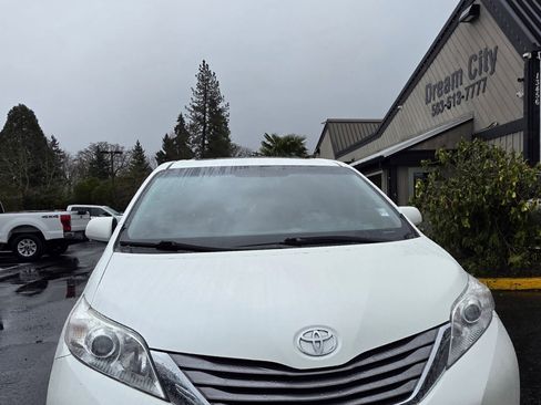 Used 2015 Toyota Sienna XLE w/ XLE Navigation Package image 10