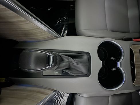 Used 2024 Toyota Venza XLE image 22