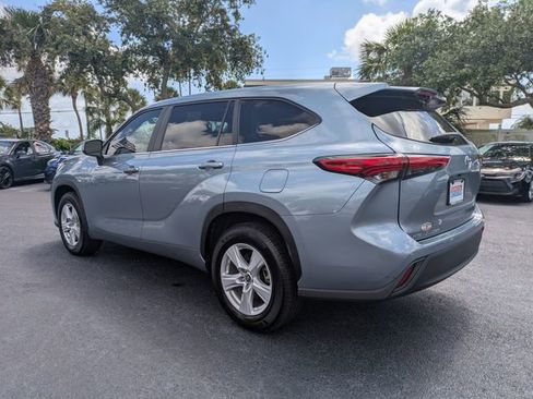 Used 2023 Toyota Highlander LE FWD image 6