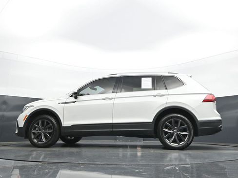 Used 2023 Volkswagen Tiguan SE w/ Panoramic Sunroof Package FWD image 24