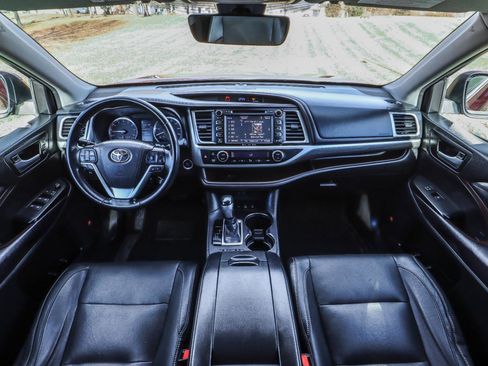 Used 2017 Toyota Highlander Limited image 2