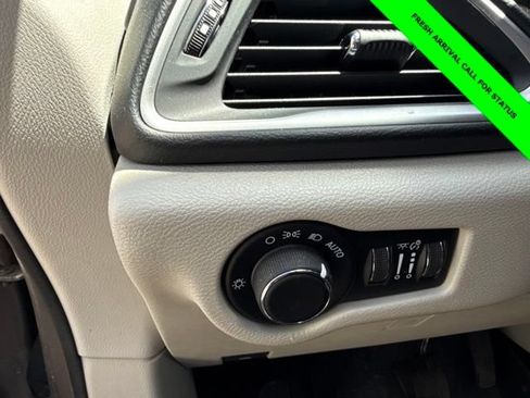 Used 2017 Chrysler Pacifica Touring FWD image 23