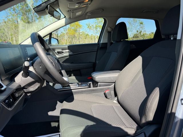 Used 2025 Kia Sportage LX FWD image 4
