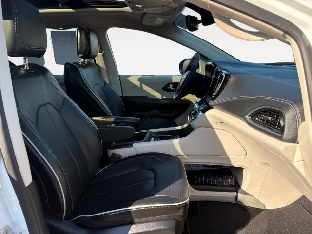 Used 2023 Chrysler Pacifica Limited FWD image 15