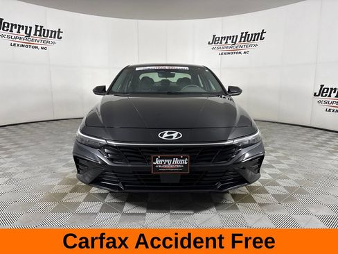 Used 2025 Hyundai Elantra SEL FWD image 3