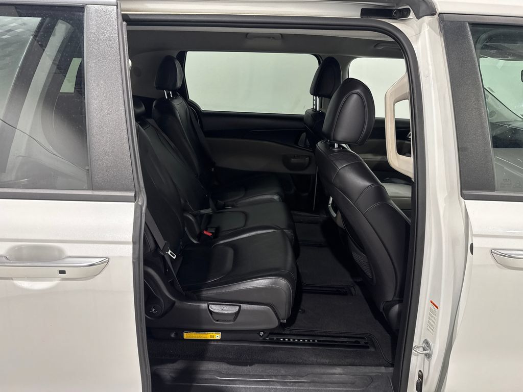 Used 2025 Kia Carnival FWD image 25