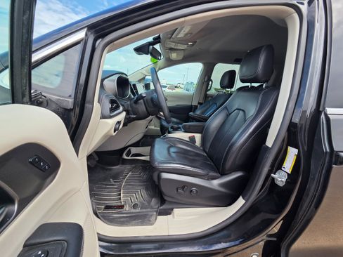 Used 2022 Chrysler Pacifica Touring-L w/ Uconnect Theater Family Group AWD/4WD image 10