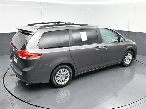 Used 2013 Toyota Sienna XLE image 13