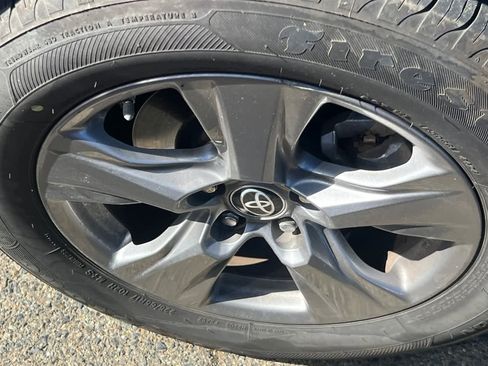 Used 2022 Toyota RAV4 LE image 15