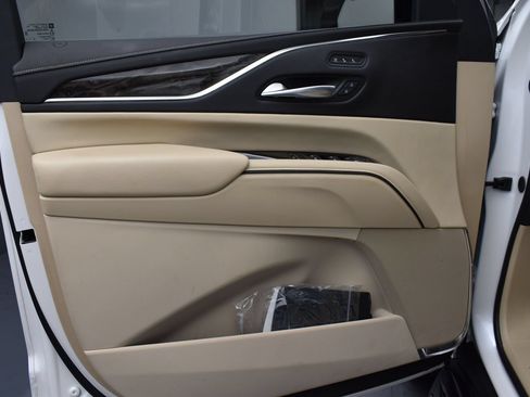 Used 2024 Cadillac Escalade Premium Luxury AWD/4WD image 5