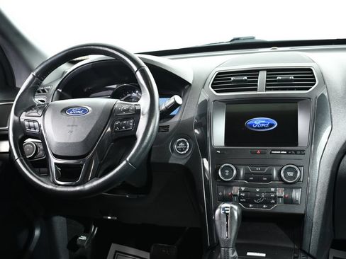 Used 2019 Ford Explorer XLT w/ Equipment Group 202A AWD/4WD image 8