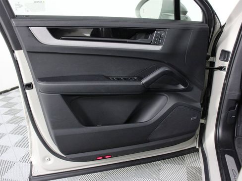 Used 2025 Porsche Cayenne E-Hybrid Coupe image 20