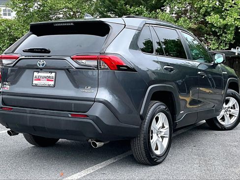 Used 2021 Toyota RAV4 LE AWD/4WD image 12