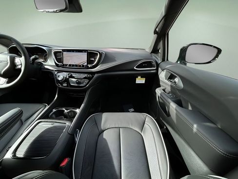 New 2026 Chrysler Pacifica Limited w/ Uconnect Theater Family Group image 17