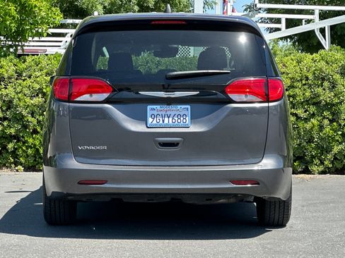 Used 2023 Chrysler Voyager LX image 5
